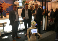 Wiskerke attracted a big audience, but did it come for the onions or for the robot?