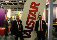 Valstar presented its new corporate identity: Valstar- Vitality in Vegetables. Tom Vos and Ferhat Tivsiz with the new logo