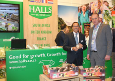 Ate Kalsbeek, of the Dutch sales office of Halls, here in conversation with Rob Mulder, of Cool Control