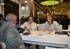 Jolanda van Straalen from Fruitpartner in conversation with customers.