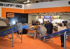 De Veggieline: belt cutter, supply belt, spiral washing machine and bin extractor from Sormac for, for instance, cleaning and drying lettuce and carrots. Pictured right is Kim Suntjes-Beeks.