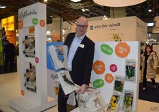 Leo van der Meer form Van der Windt shows the Inktouchables. A printing technique which gives the feel/idea of paper. A recyclable film which can be used as flow pack and topseal, among other things.