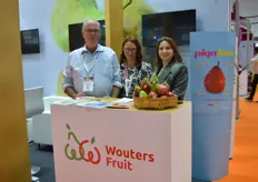 Kris Wouters from Wouter Fruit with clients Iryna Osadcheva and Svetlana Belousova from Farzana. Wouters exports QTee, Piqaboo and conference pears and the Primo apple.