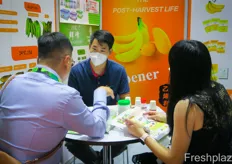 LogFresh offers custom-made fresh-keeping solutions for traders based on the fruit that is stored and transported. On the photo is Simon Li, product manager, in conversation with clients.