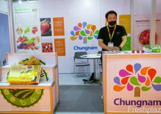 Charles Chan from HongHuyp in Korea. Under its brand Chungnam the company exports Korean fruits.