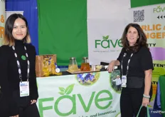 Chloe Mai and Laurie Siderio with FAVE Produce talk to show attendees about the company’s garlic and ginger offerings.