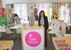 On the left is Christopher Sandoval, and on the right is Rita Parrinha. of Vale de Rosa. The company is a Portuguese grape trader. They export their grapes to Poland, France, the Netherlands and England.