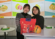 Xiamen Yosway Import and Export is a grower of pomelo from China. The packaging represents the year of the rabbit. To the right, sales manager Julia Lin. 