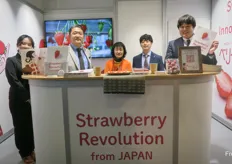 The Miyoshi Group from Japan is excited that its strawberry seeds can now be exported to Europe. Japan is known regionally for its high-quality strawberries. Yuki Otsuka, to the right, is responsible for international sales. 