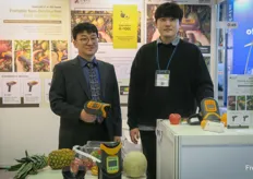 Jay Hwang from SunForest, a Korean company specializing in non-destructive testing technologies for, among other measures, brix and dry matter in mango, avocado, melons and other fruits. To the right is Kang Jeong-Hwan, engineer at the R&D Center.