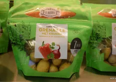 How much easier can Landjuweel make it? This latest convenience pack for microwaveable baby potatoes has a separate seasoning sachet that opens when the potatoes are nearly ready. The herbs are distributed onto the cooked potatoes, and consumer can, thus, serve cooked, herbed potatoes within eight minutes. 