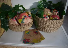 Special bags and stickers for Frutaria mangoes.