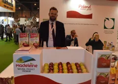 PrzemysŁaw Byster presenting the Madeleine brand of Polish apples. They are also used to make apple juice, without adding anything else but pure juice from their apples.