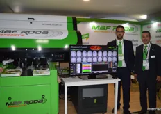 Maf Roda brought the Global Scan G7 to the event, it measures the external quality of avocados and can be adapted for other fruits. Didier Izard and Pedro Fernandez.