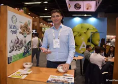 Mariano Ruggeri of Agro Ruggeri, showing off the company’s main garlic product.