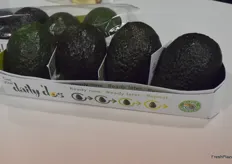 Avocado tray with four avocados in different ripening stages. In this way you can eat one avocado today, one the next and so on. The product is from Robinson Fresh and the packaging contains the PrimePro film from Chantler Packages