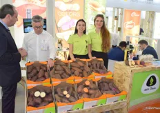 Hostesses from 100% Titular promoting sweet potatoes