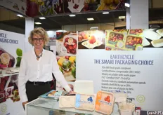 Sharon Boase of CKF Earthcycle Packaging, a sustainable packaging company. The company presented two new packaging options: a two-count avocado tray and a new pint-size berry punnet.