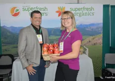 Mike Preacher and Cate Gipe-Stewart with Superfresh Growers proudly show organic Gala apples. 