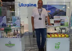 Dimitri Resnik from AKB with apples from Ukraine.