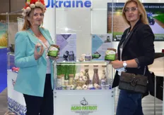 Hanne Pophuck and Nataly Sudarkina from Agri Patriot with garlic products from Ukraine.