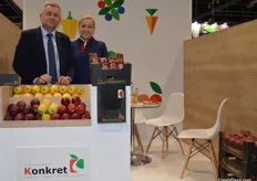 Andrzej Pietka and colleague at the Konkret stand with apples from Poland.