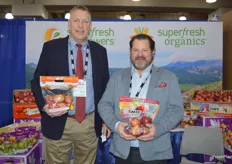 Jeff Webb and Paul Newstead with Domex Superfresh Growers show Autumn Glory and Cosmic Crisp apples. 