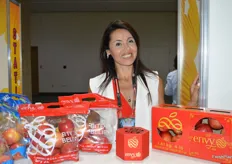 Cecilia Flores Paez with T&G Global proudly shows Envy apples in different types of (gift) packaging.