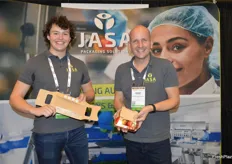 Marnix de Haan and Joost Somford with JASA Packaging show a brand-new product, the pop-up pack. Marnix holds the flat box and Joost shows how it looks when the box contains fruit. JASA's equipment is able to fill the boxes. The official launch will take place at IFPA's International Produce and Floral Show in October 2022.