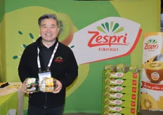 John Kang with Zespri shows packaging for organic as well as conventional SunGold kiwifruit. 