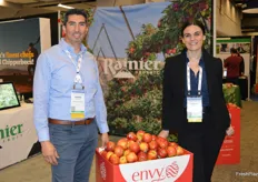 Aaron DeHerrera and Madelyn Edlin with Rainier Fruit Company promote Envy apples. 