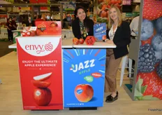 Cecilia Flores Paez and Susanne Bertolas are promoting Envy and Jazz apples in the Oppy booth.